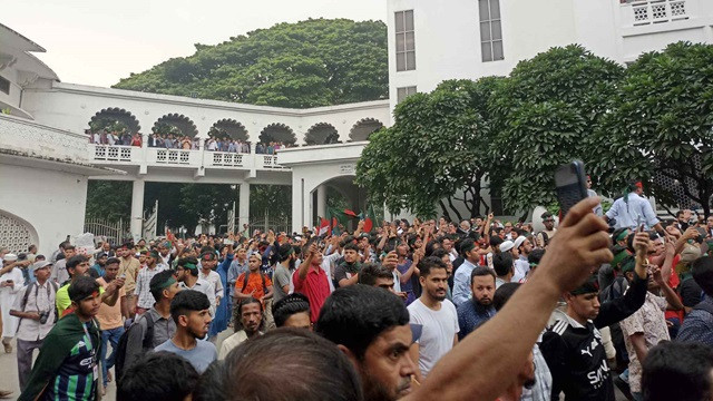 ফ্যাসিবাদের দোসর বিচারপতিদের দুইটার মধ্যে অপসারণে আল্টিমেটাম