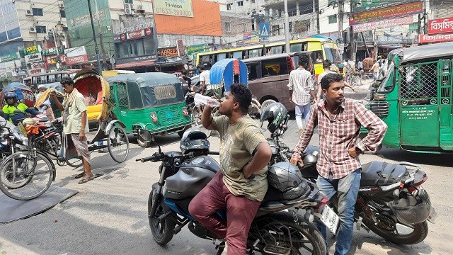 গরমে হাঁসফাঁস ঢাকা, তাপমাত্রা ছুঁয়েছে ৩৫ ডিগ্রি সেলসিয়াসে