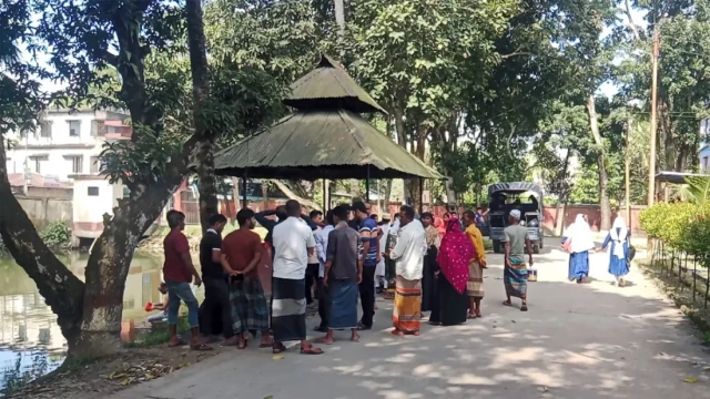 ঘরের চালে ঢিল ছুঁড়ে বাড়িতে প্রবেশ, গৃহবধূকে হত্যা