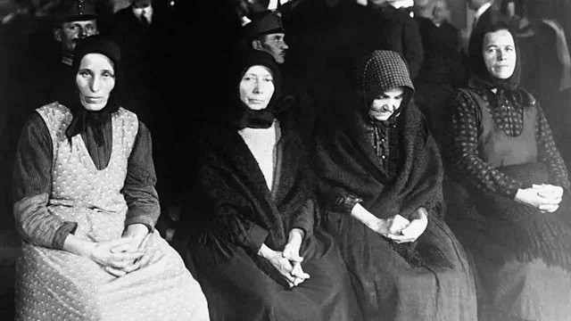 যে গ্রামে শত শত পুরুষকে হত্যা করেছিল তাদের স্ত্রীরা