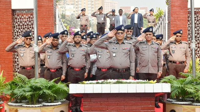 রাজারবাগ পুলিশ স্মৃতিসৌধে নবনিযুক্ত আইজিপির শ্রদ্ধা