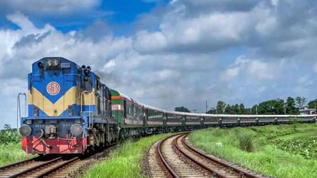 যাত্রী রেখে চলে গেল ট্রেন, স্টেশন মাস্টার বরখাস্ত