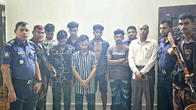 ফেনী সীমান্তে ভারতীয় মদসহ ৬ চোরাকারবারি আটক