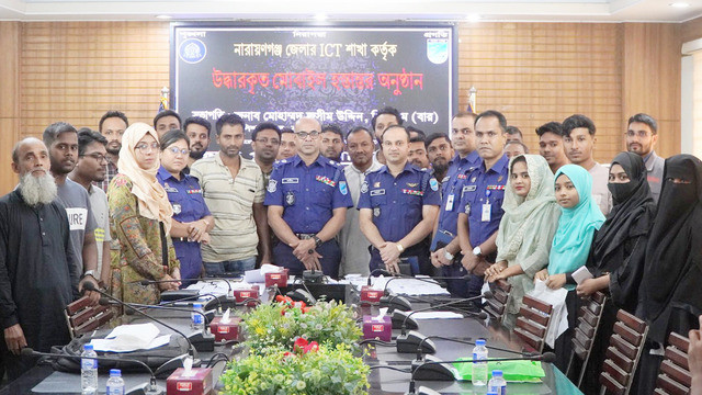 নারায়ণগঞ্জে ৬১টি হারানো মোবাইল ফেরত দিল পুলিশ