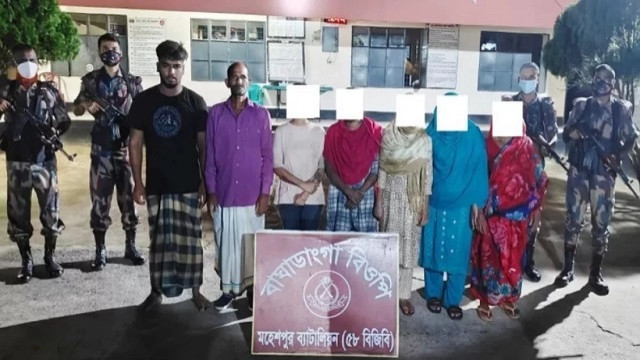 অবৈধভাবে ভারতে প্রবেশের সময় ৮ বাংলাদেশি আটক