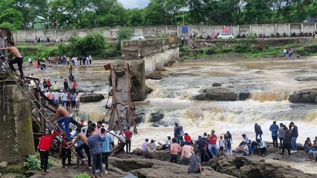 ভারতে সেতু ভেঙে ভেসে গেছে বহু মানুষ, ২ মরদেহ উদ্ধার