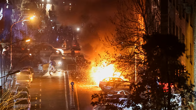 তেহরানে গত ৮ জানুয়ারি রাতে বিক্ষোভের সময় সড়কে গাড়িতে আগুন ধরিয়ে দেওয়া হয়। ছবি: রয়টার্স