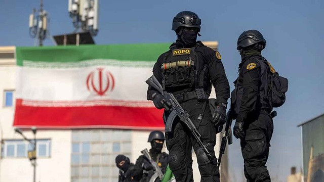 ইরানের রাজধানী তেহরানে সরকারপন্থি সমাবেশকালে উচ্চ সতর্কতায় নিরাপত্তা বাহিনী। ছবি: রয়টার্স