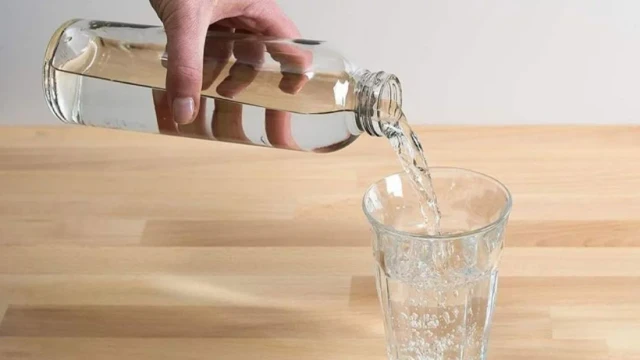 মদের বোতলে পানি পান জায়েজ না গুনাহ?