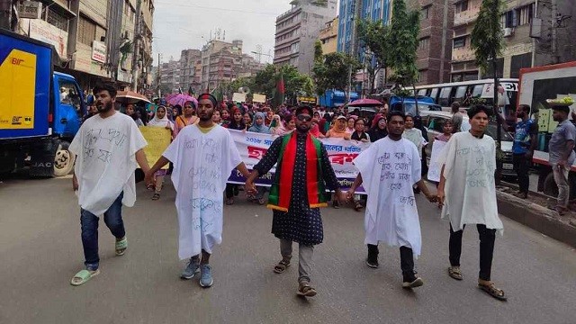 কাফনের কাপড় গায়ে ‘বাংলা ব্লকেড’ কর্মসূচিতে জবি শিক্ষার্থীরা