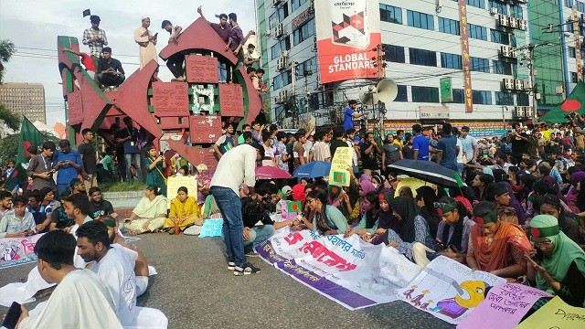 পুলিশের বাধা উপেক্ষা করে গুলিস্তান অভিমুখে জবি শিক্ষার্থীরা