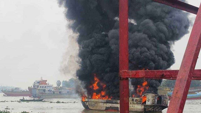 ফতুল্লায় তেলবাহী ট্যাংকারে আগুন