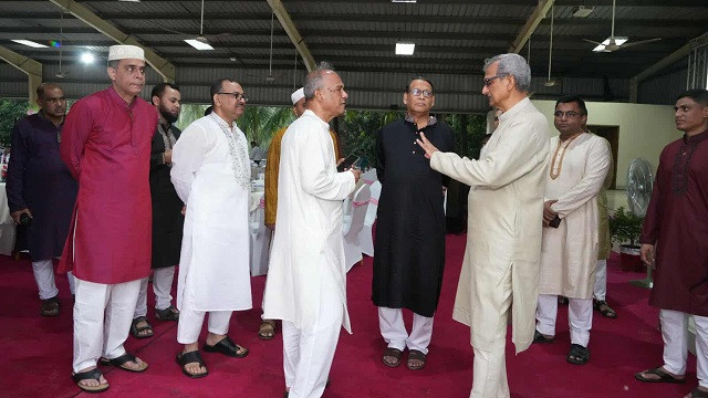 আইনশৃঙ্খলা বাহিনীর সদস্যদের সঙ্গে স্বরাষ্ট্র উপদেষ্টার শুভেচ্ছা বিনিময়