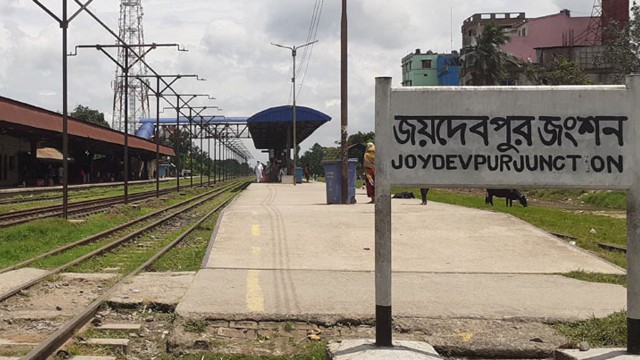 পুলিশের ধাওয়ায় ট্রেনে কাটা পড়লেন লেবু বিক্রেতা