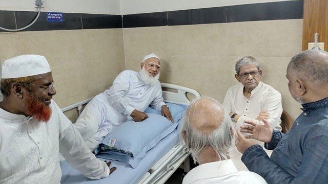 হাসপাতালে জামায়াত আমিরের পাশে মির্জা ফখরুল