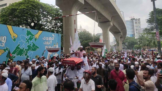 সমাবেশে হেঁটে যাচ্ছেন জামায়াত নেতাকর্মীরা