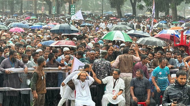 বৃষ্টি উপেক্ষা করে রংপুরে ১১ দলীয় ঐক্যের সমাবেশে নেতাকর্মীদের ঢল