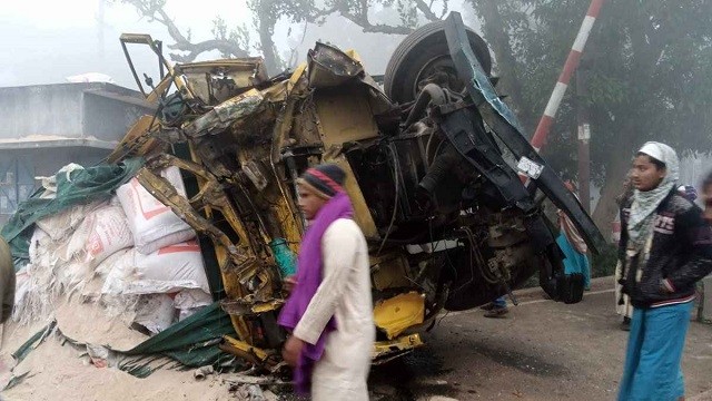 যশোরে রেল ক্রসিংয়ে ট্রেনের ধাক্কায় ট্রাক চালক ও হেলপার নিহত