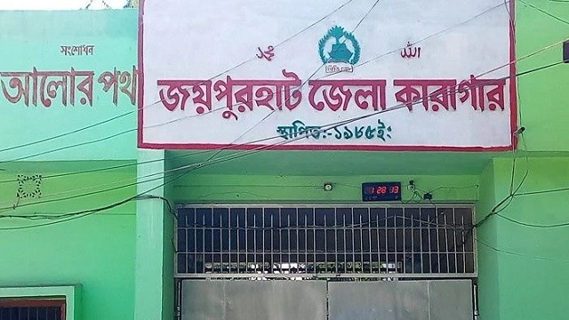 কারাগারে বসে আলিম পরীক্ষা দিচ্ছেন এক শিক্ষার্থী