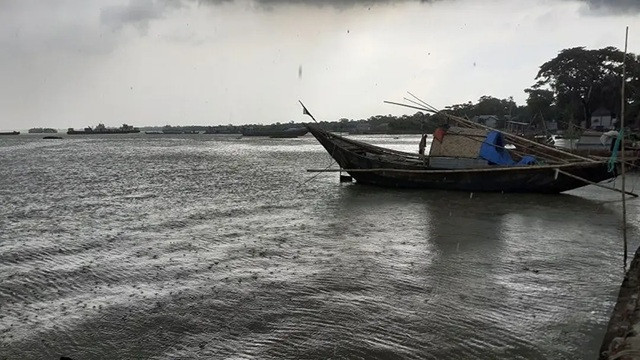 ঝড়-বৃষ্টির আভাস, সাত অঞ্চলের নদীবন্দরে সতর্কতা