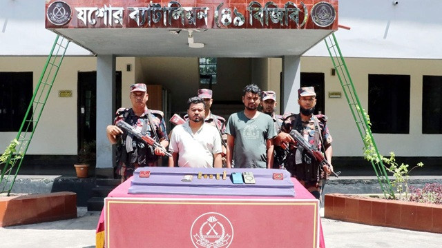 দুই যুবকের প্যান্টের পকেটে মিলল কোটি টাকার স্বর্ণ