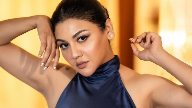 নেভি ব্লু ড্রেসে জয়ার মুগ্ধতা
