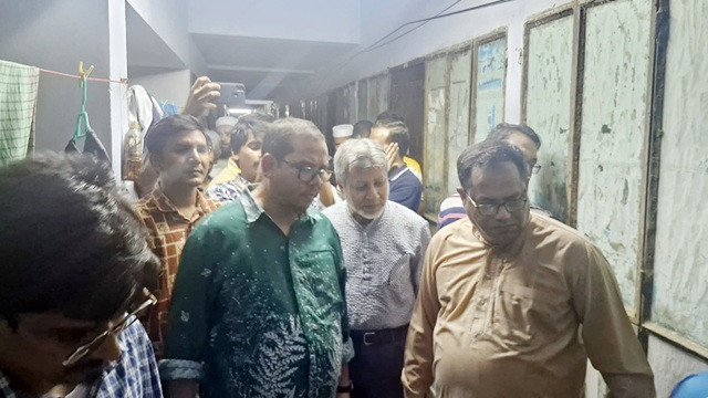 মেয়াদোত্তীর্ণ শিক্ষার্থীদের সরাতে জাবি প্রশাসনের অভিযান