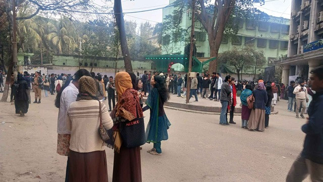 জকসু নির্বাচন: বেলা বাড়ার সাথে সাথে কমছে ভোটারের চাপ