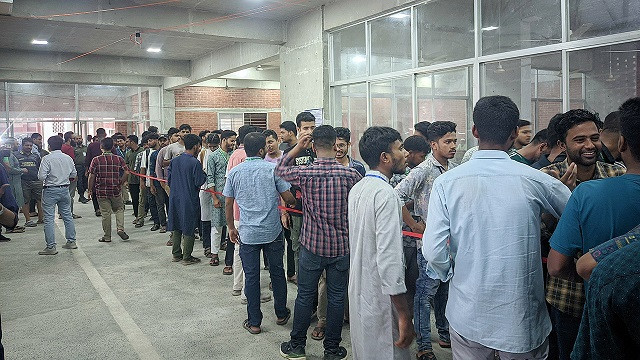 ভোট দেওয়ার পর আঙুলে কালি না দেওয়ার অভিযোগ