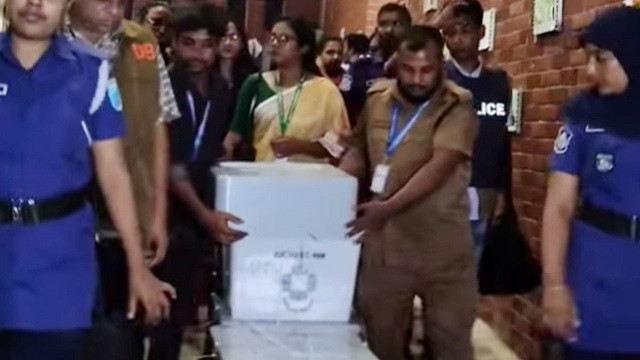 ব্যালট বাক্স নেওয়া হচ্ছে প্রশাসনিক ভবনে