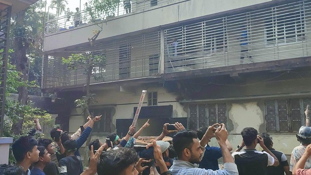 ‘কাউয়া কাউয়া’ স্লোগানে ওবায়দুল কাদেরের বাড়িতে হামলা-ভাঙচুর