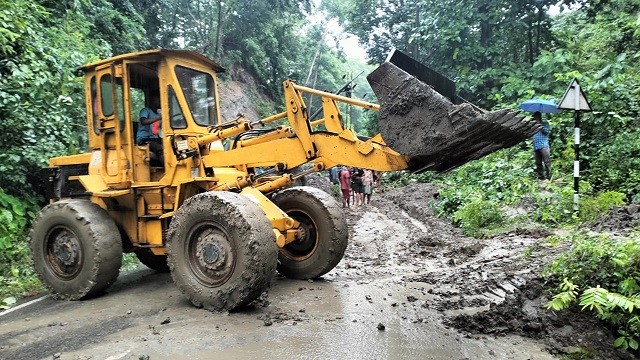 খাগড়াছড়িতে পাহাড় ধস, ৫ ঘণ্টা পর যানবাহন চলাচল শুরু