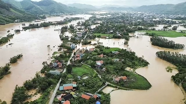টাইফুন তাজিকির আঘাত : বন্যায় ডুবেছে ভিয়েতনামের ২ প্রদেশ