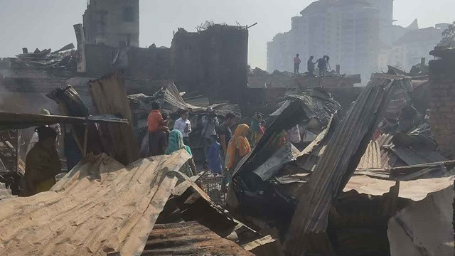 সব হারিয়ে মানবিক বিপর্যয়ের মুখে কড়াইল বস্তিবাসী