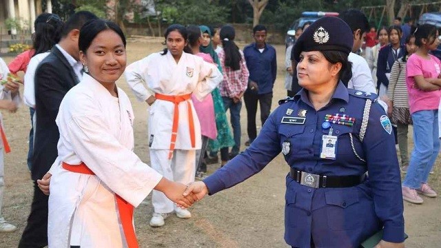 শিক্ষার্থীদের আত্মরক্ষায় কারাতে প্রশিক্ষণ দিচ্ছে পুনাক