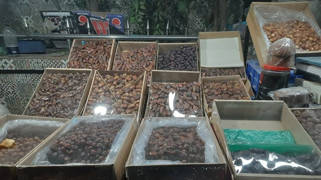 শুল্ক কমার পরও একমাসে কেজিতে ২৫০ টাকা বেড়েছে খেজুরের দাম!