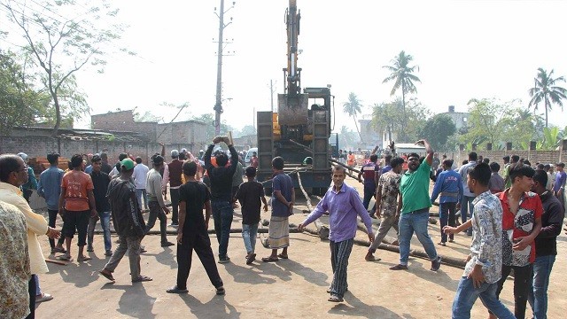 খুলনায় উচ্ছেদ অভিযানে হামলা-গাড়ি ভাঙচুর, আহত ৩