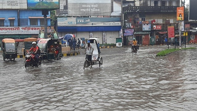 ভারী বর্ষণে ডুবল খুলনা শহর, ভোগান্তিতে মানুষ