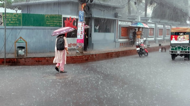 ঘূর্ণিঝড় ‘দানা’র প্রভাবে খুলনায় বৃষ্টি