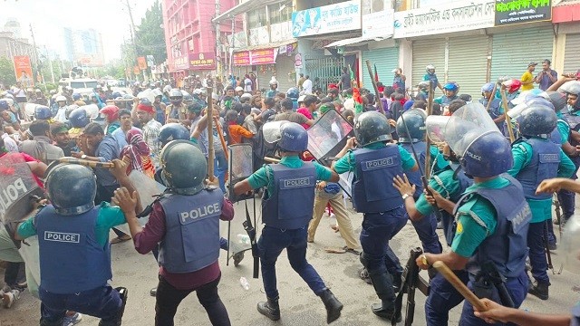 খুলনায় শিক্ষার্থীদের সঙ্গে পুলিশের সংঘর্ষ