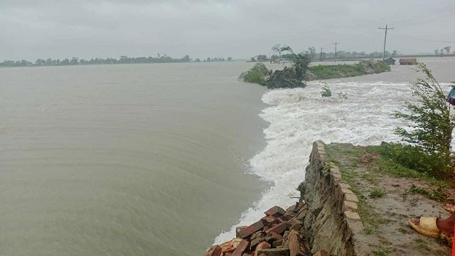 খুলনায় পুকুর-ঘের ভেসে ২৪৫ কোটি ৯৫ লাখ টাকার ক্ষতি