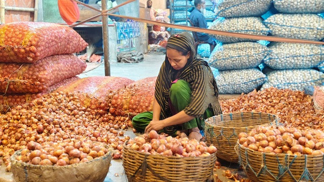 খুলনায় কেজিতে ২৫ টাকা বেড়েছে পেঁয়াজের দাম