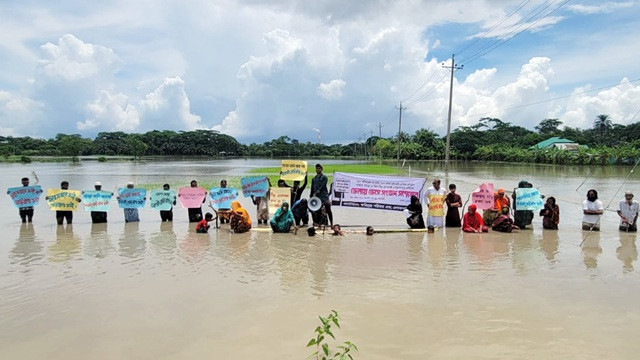 কলাগাছের ভেলায় ভেসে বানভাসীদের সংবাদ সম্মেলন