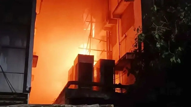 কলকাতার হোটেলে ভয়াবহ আগুন। ছবি: সংগৃহীত।