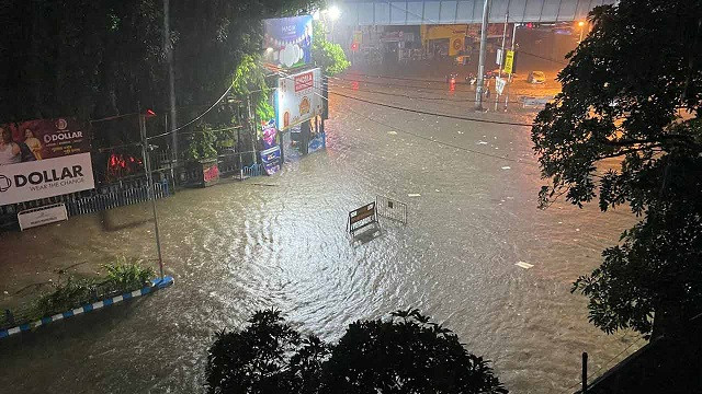দুর্গাপূজার আগে রাতভর প্রবল বৃষ্টিতে ডুবল কলকাতা, পাঁচজনের মৃত্যু