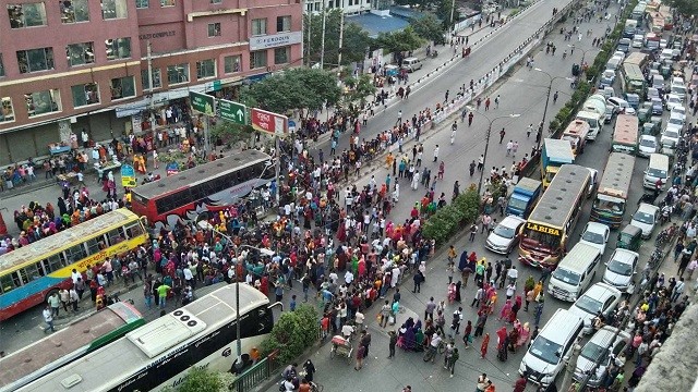 কুড়িল বিশ্বরোডে পোশাক শ্রমিকদের অবরোধ, তীব্র যানজট