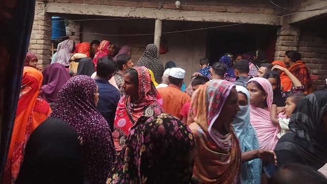 বিদ্যুৎস্পৃষ্ট ছেলেকে বাঁচাতে গিয়ে মায়েরও মৃত্যু