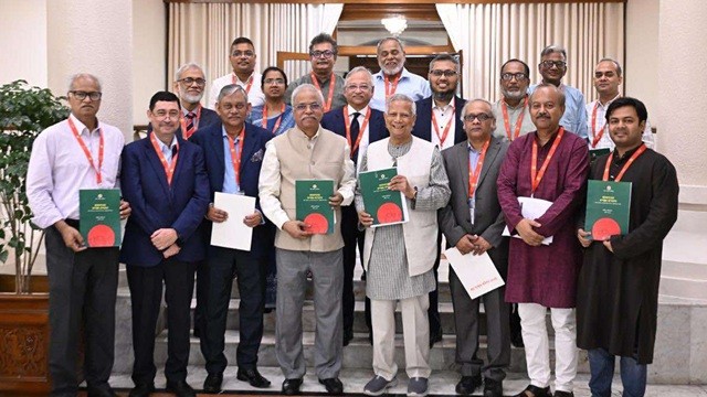 প্রধান উপদেষ্টার কাছে খসড়া প্রতিবেদন জমা দিলো শ্রম সংস্কার কমিশন