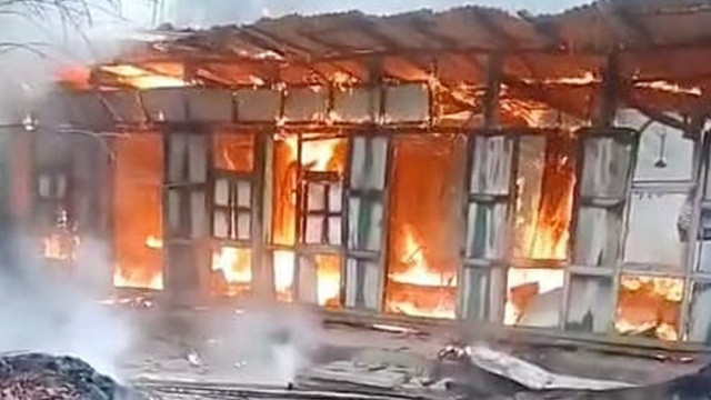 আধিপত্য বিস্তার নিয়ে হত্যার পর এবার বাড়িঘরে অগ্নিসংযোগ