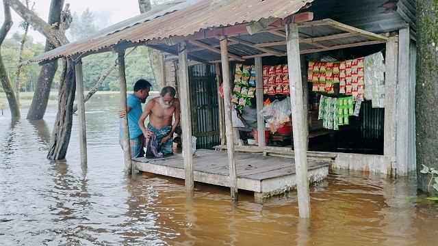 লক্ষ্মীপুরে পানি বাড়ছেই, ত্রাণের জন্য হাহাকার